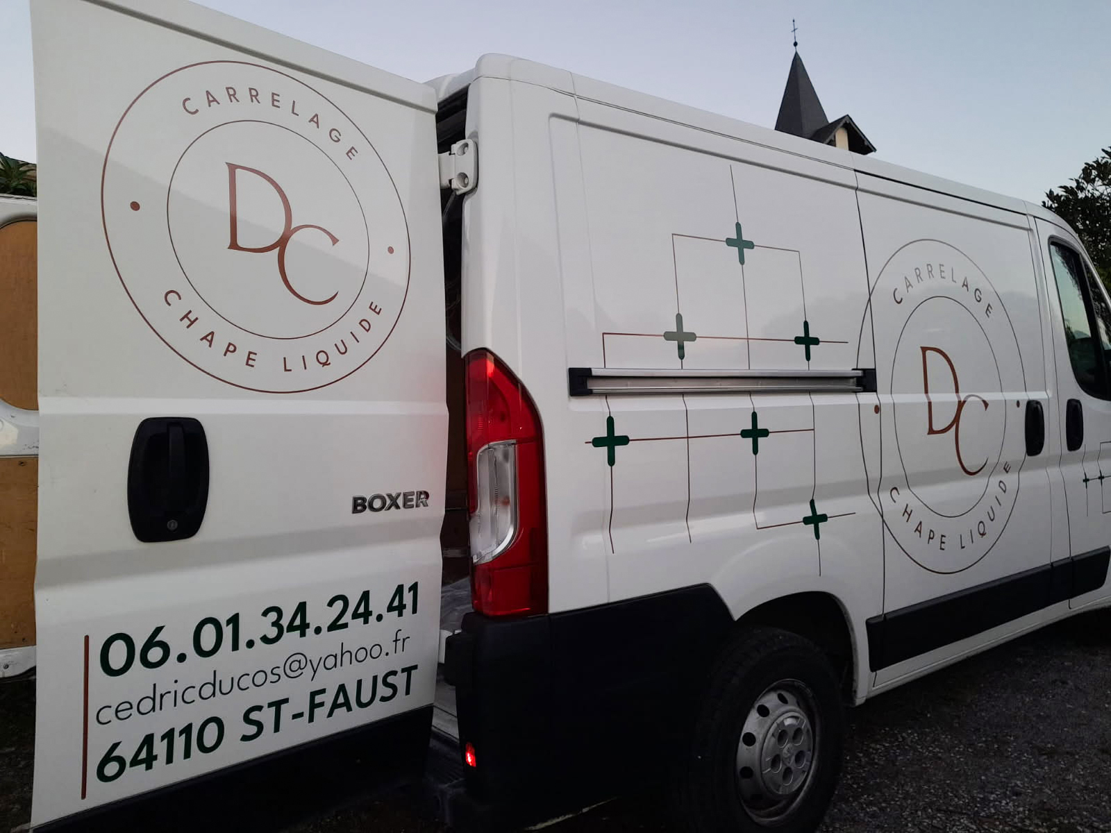Véhicule professionnel de Cédric Ducos, carreleur mobile dans les Pyrénées-Atlantiques