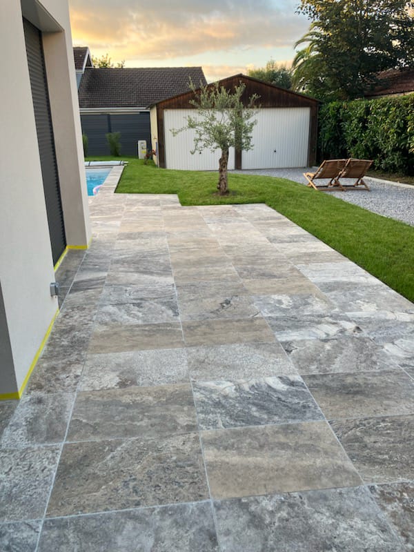 Terrasse extérieure en carrelage gris antidérapant dans les Pyrénées-Atlantiques