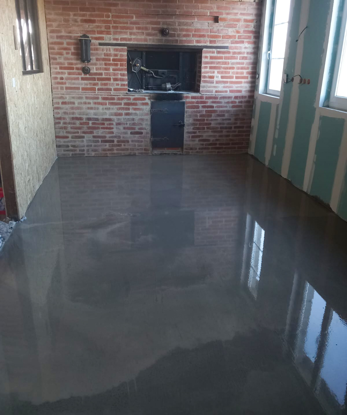 Finition brillante après application de chape liquide dans salon rénové
