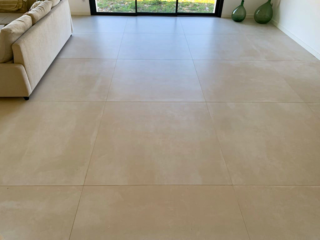 Carrelage intérieur grand format posé dans séjour contemporain à Pau