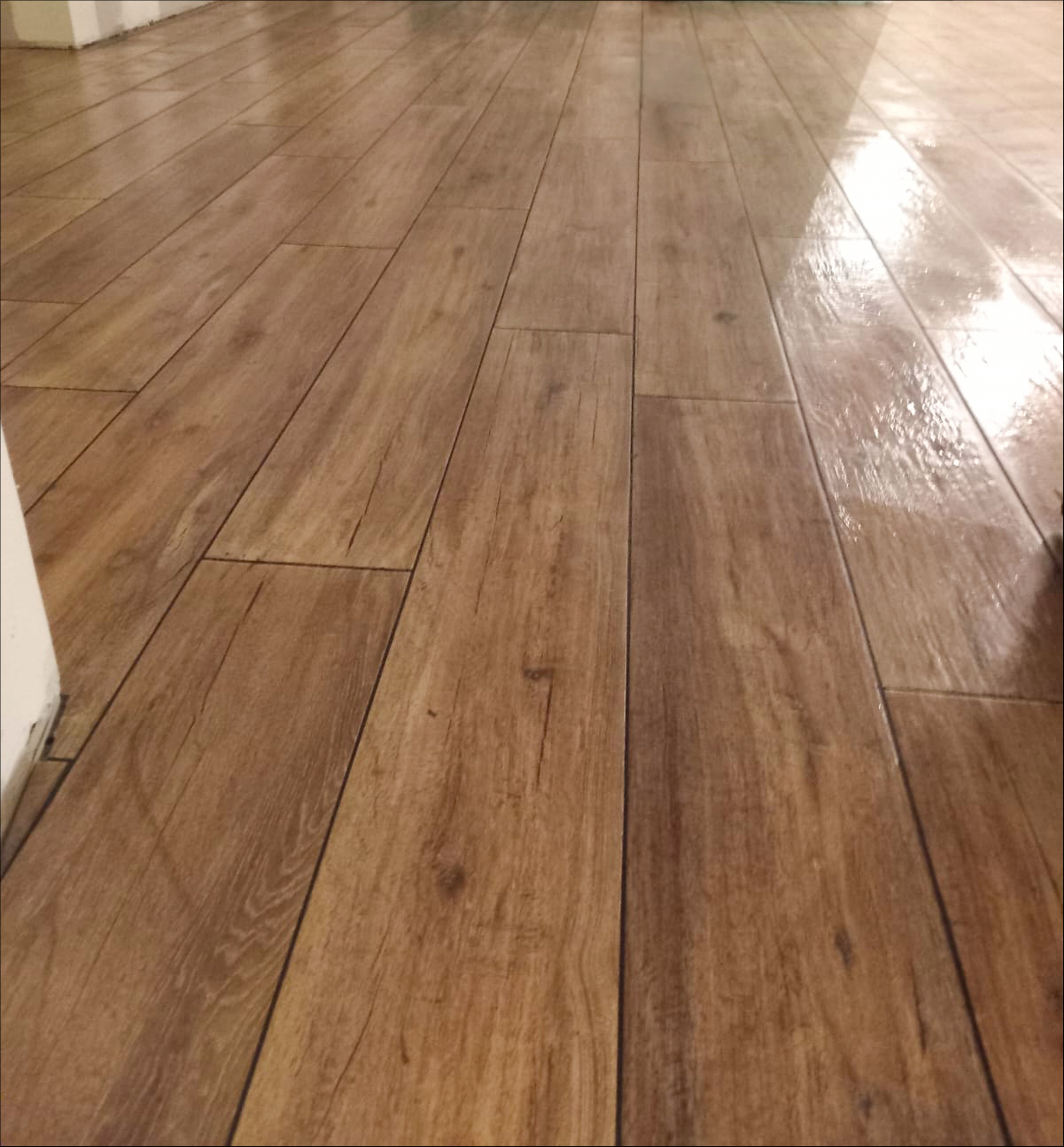 Carrelage intérieur effet bois posé dans un salon à Pau