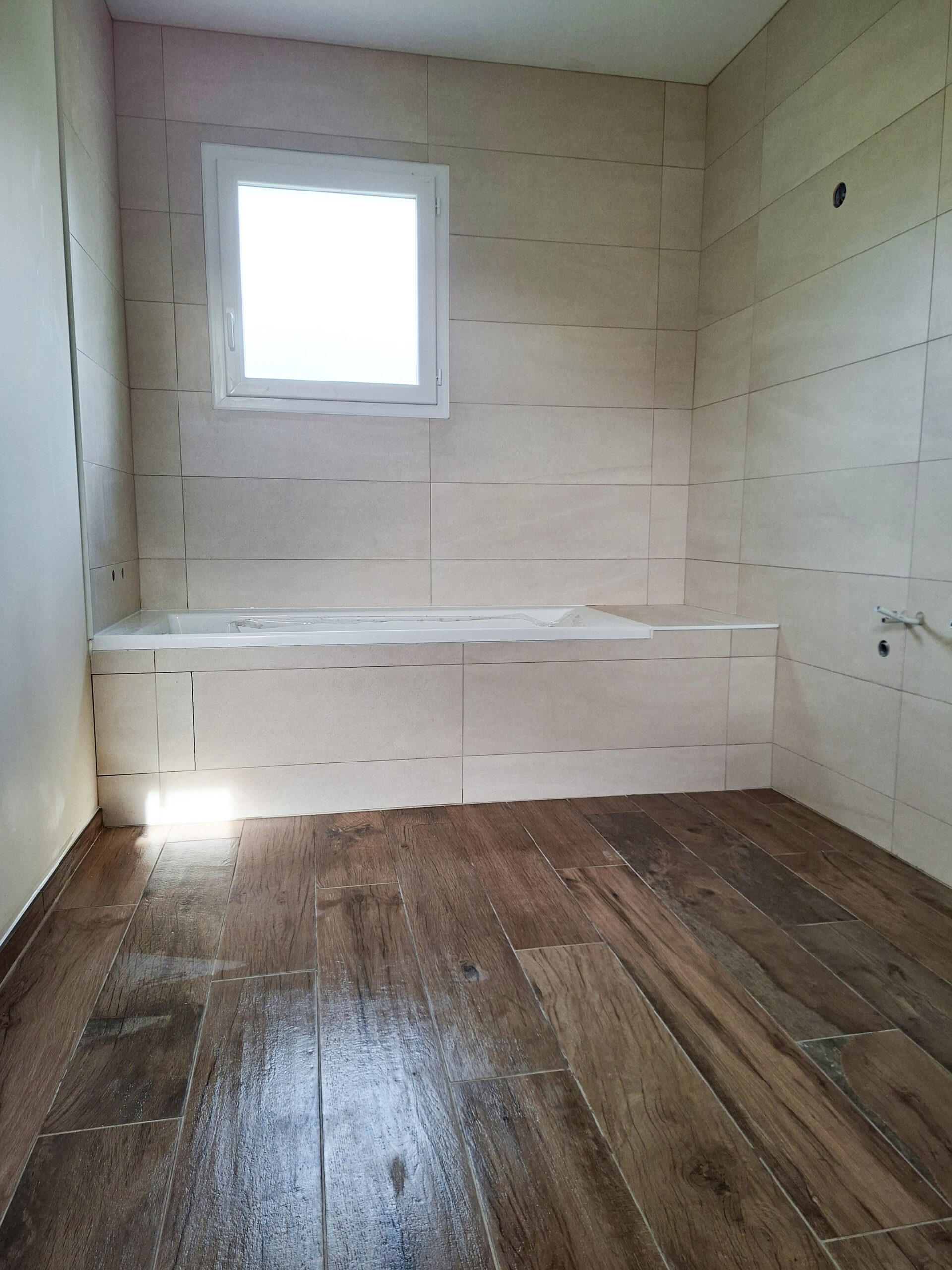 Salle de bain avec carrelage mural et sol