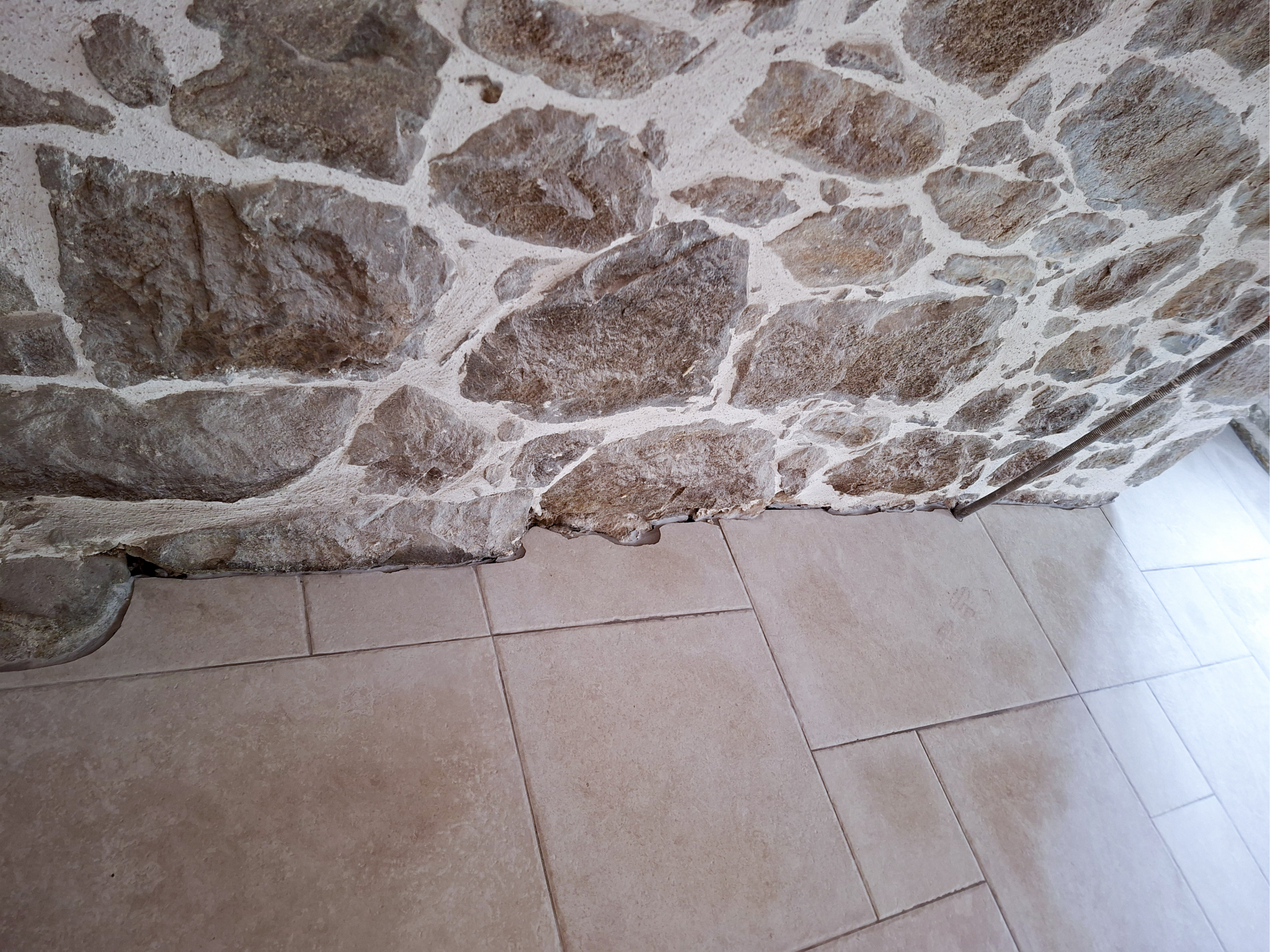 Sol carrelage et mur pierre